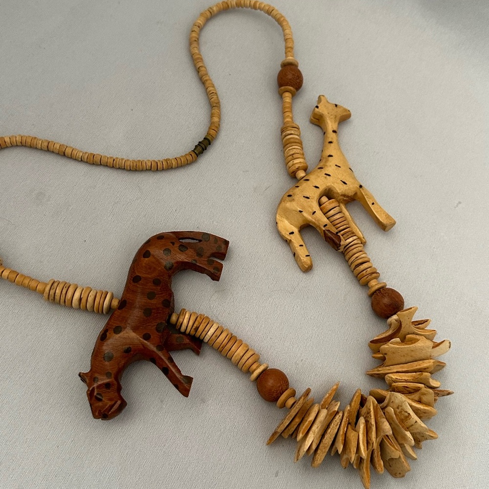 Wooden necklace with jaguar and giraffe - Picture 2 of 3